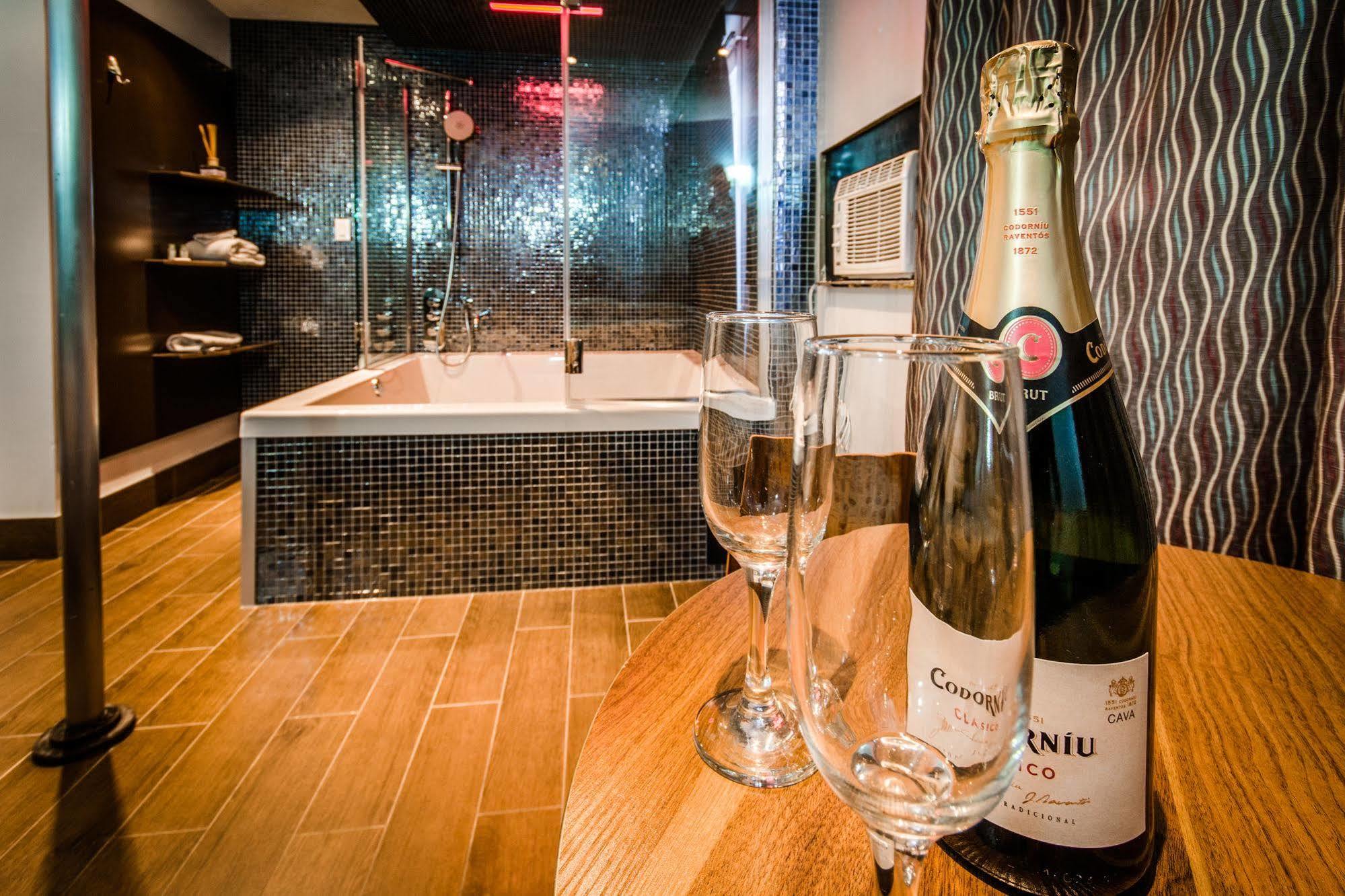 Olux Hotel-Motel-Suites Laval Zewnętrze zdjęcie